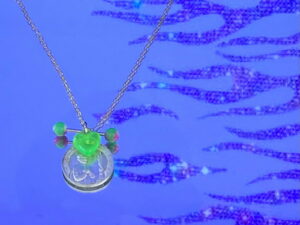 Collier, pendentif, coeur et piercing vert et violet