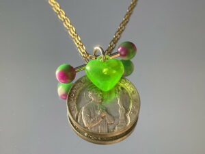 Collier, pendentif, coeur et piercing vert et violet