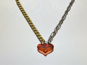 Collier et coeur plastique rouge