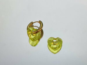 Paire de boucles d'oreilles asymétrique en acier inoxydable doré, piercing vert et coquillage