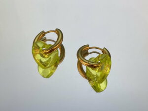 Paire de boucles d'oreilles asymétrique en acier inoxydable doré, piercing vert et coquillage