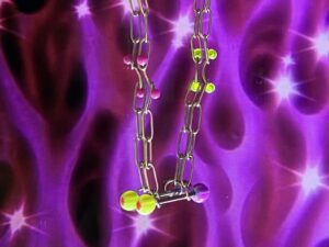 Collier en acier inoxydable argenté et piercing en acier violet et jaune fluo