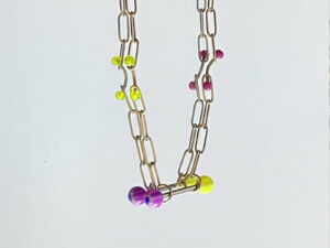 Collier en acier inoxydable argenté et piercing en acier violet et jaune fluo